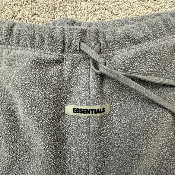 Essentials shorts - Picture 3 of 4